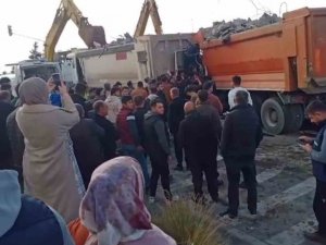 Deprem Hafriyatı Taşıyan Kamyon Kazaya Neden Oldu: 6 Yaralı