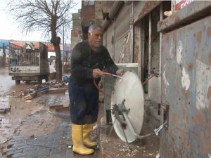 Şiddetli Yağmur Ve Sele Aldırış Etmeden Hortumla Çanak Anten Yıkadı