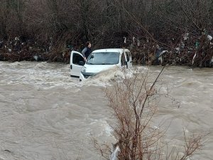 Araçları İle Dereden Geçmek İsterken Sele Kapılan 3 Kişi Ölümden Döndü