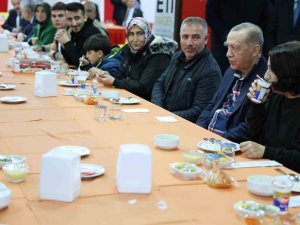 Cumhurbaşkanı Erdoğan, Balıkesir’de Depremzedelerle Beraber Yemek Yedi