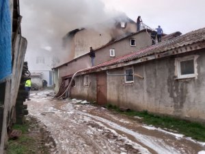 İ̇ki Katlı Evin Çatısı Alevlere Teslim Oldu