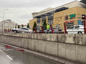 Bariyerlere Çarpan Otomobil Köprüde Asılı Kaldı: 1 Yaralı