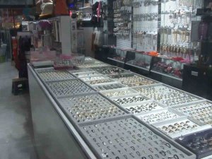 Bijuteri Dükkanında İlginç Hırsızlık, Yüzükleri Ağzına Koyarak Çaldı