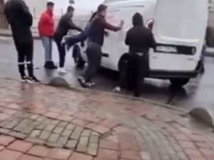 Kaza Yapan Aracı Düzeltirken Altında Kalmaktan Son Anda Kurtuldu