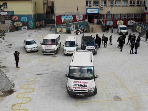 Depremzedeler Çadırlarda Yardım Toplayıp Selzedelere Götürdü