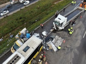 Tuzla Tem Otoyolunda Tır, Arıza Yapan İ̇ett Otobüsü Ve Yol Bakım Aracına Çarptı: 2 Ölü