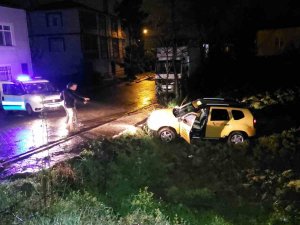 Duraktaki Taksiyi Çalan Şahıs Kovalamacada 3 Polis Aracına Çarpıp Bahçeye Uçtu: 1’i Polis 2 Yaralı