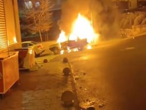 Arnavutköy’de Park Halindeki Otomobil Alev Topuna Döndü