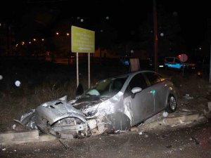 Tırla Çarpışıp Hurdaya Dönen Otomobilde 2 Kişi Yaralandı