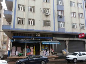 Diyarbakır’da Esnaf Ağır Ve Orta Hasarlı Binaların Altında Kepenk Açtı