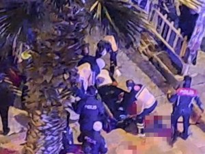 Kimseye Aldırmadan Birbirlerini Acımasızsa Bıçakladılar