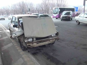 İ̇ki Otomobil Kavşakta Çarpıştı: 1 Yaralı