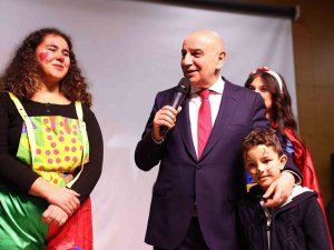 Gönüllü Öğretmenlerden Depremzede Çocuklar İçin Tiyatro Gösterisi