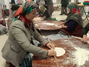 Kadın Başkan Depremzedeler İçin Gözleme Yaptı