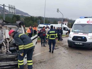 Devrilen Araçta Anne Öldü, Eşi Ve Oğlu Yaralandı