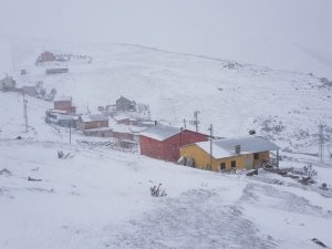 Bayburt - Trabzon Sınırındaki Yaylalar Beyaza Büründü