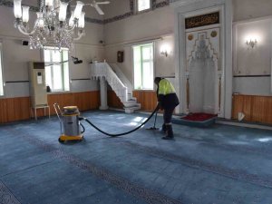 Menemen’de Ramazan Öncesi Camilerin Temizliği Hızlandı