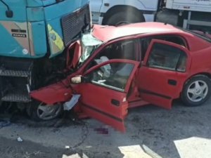 Otomobilin Tırın Altında Kaldığı Feci Kazada 1 Kişi Hayatını Kaybetti
