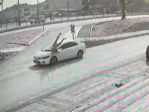 Otomobilin Çarptığı Kadın Böyle Havalandı