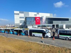 Sabahın Köründe Belediye Binasını Sarıp Kontak Kapattılar