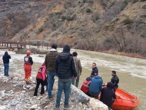 Tunceli’de Çaya Uçan Araçtaki İkinci Kişinin De Cansız Bedenine Ulaşıldı