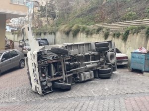 Kağıthane’de Kamyonet Devrildi: Araçları Teğet Geçti