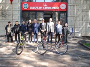 Başarılı Öğrencilere Bisiklet Hediye Edildi