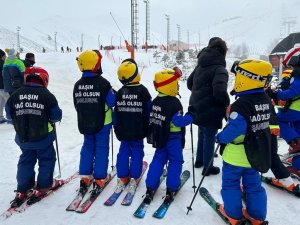 Minik Kayak Severler Depremde Hayatını Kaybedenleri Yarışarak Andı