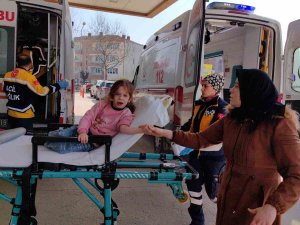 Bursa’da Kontrolden Çıkan Araç Dehşet Saçtı : 3 Yaralı