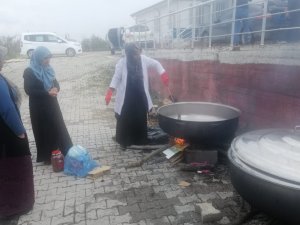 Usta Öğreticiler Depremzedelere Yemek Yapıyor