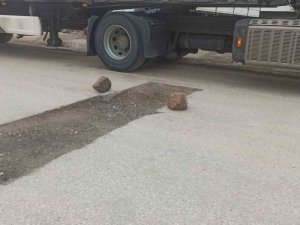 Bozuk Yola ‘Taşlı’ Önlem Şaşırttı