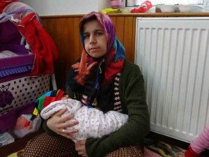 Minik Meva Deprem Korkusu Nedeniyle Camide Büyüyor