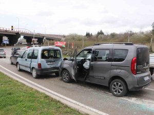 4 Aracın Karıştığı Zincirleme Trafik Kazası: 2 Yaralı