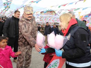 Hdp’nin Nevruz Kutlamasına Katılan Çocuklara Polisten Pamuk Şekeri İkramı