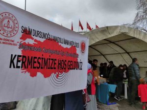 Öğrencilerden Depremzedeler İçin Yardım