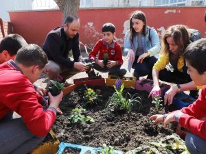 Okulun Bahçesi Miniklerin Elleriyle Renklendi