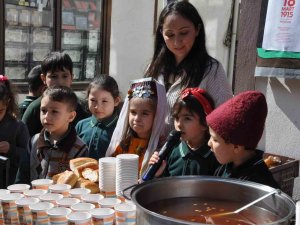 Minikler Çanakkale Şehitlerinin Son Yemek Menüsünü Dağıttı