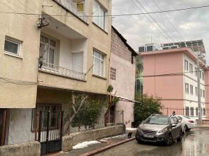 Eşini Ve Annesini Öldürdükten Sonra Koltukta Oturup Polisi Bekledi