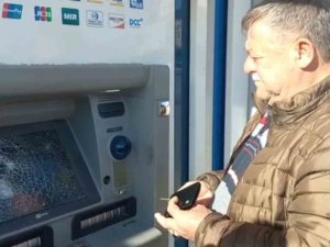 Parke Taşıyla Banka Atm’lerini Tahrip Etti
