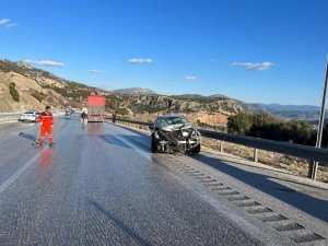 Burdur-antalya Karayolunda Kamyon İle Otomobil Çarpıştı: 1 Yaralı