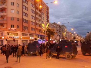 Mardin’de Kırmızı Işıkta Bekleyen Araca Silahlı Saldırı: 2 Ölü, 1 Yaralı