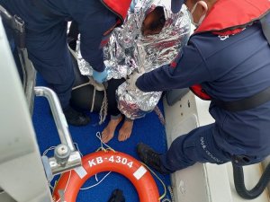 Midilli Adası’na Yüzerek Geçmek İsteyen Göçmen Sahil Güvenlik Ekiplerince Kurtarıldı