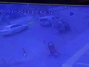 Kırmızı Işıkta Bekleyen Araca Silahlı Saldırının Görüntüleri Ortaya Çıktı