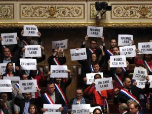 Fransa’da Macron Hükümeti Gensoru Önergesinde Kıl Payı Kurtuldu