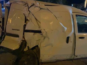 Ticari Araç, Midibüs Ve Otomobile Çarptı: 3 Yaralı
