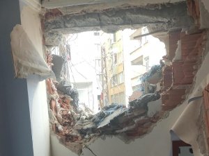 Beylikdüzü’nde Yıkım Sırasında Yan Binanın Duvarı Yıkıldı