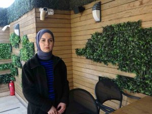 İ̇stanbul’da Bir Garip Olay: Önce Masadaki Yemeği Yedi Ardından Kamerayı Kırdı