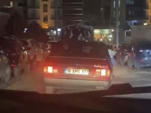 Bursa’da Gençlerin Kamyonetin Arkasındaki Tehlikeli Yolculuğu Kameralarda