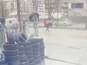 Okula Giderken Aracın Çarptığı Çocuk Metrelerce Böyle Savruldu