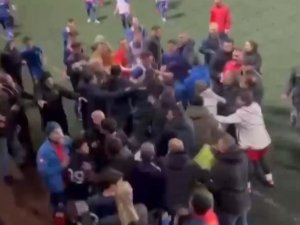 Üsküdar’da Yeşil Saha Karıştı: Futbolcular Birbirine Girdi